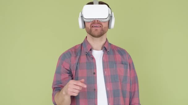 Man Virtuell Verklighetshjälm Virtuell Verklighet Glasögon Tekniska Framsteg Vertikal Video — Stockvideo