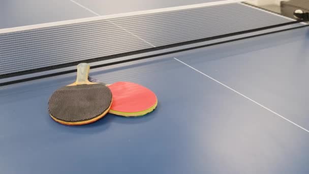 乒乓球职业球拍和蓝桌上的球 屏风广告 — 图库视频影像
