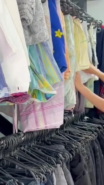 Vêtements Usagés Sur Cintres Dans Magasin Une Grosse Pile Vieux — Video