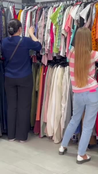 Grupa Kobiet Robiących Zakupy Sklepie Używanymi Rzeczami Używane Ubrania Pionowe — Wideo stockowe