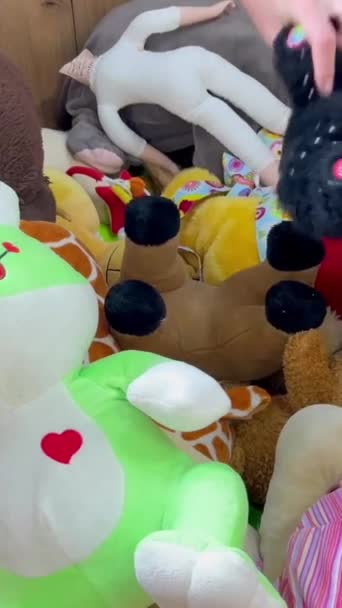 Używane Miękkie Zabawki Pomoc Humanitarna Dla Dzieci Pionowe Wideo — Wideo stockowe