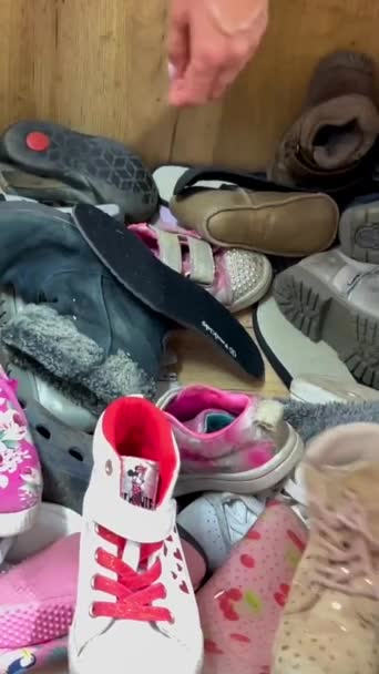 Κοντινό Πλάνο Μιας Γυναίκας Που Αγοράζει Μεταχειρισμένα Παπούτσια Χρησιμοποιημένα Πράγματα — Αρχείο Βίντεο