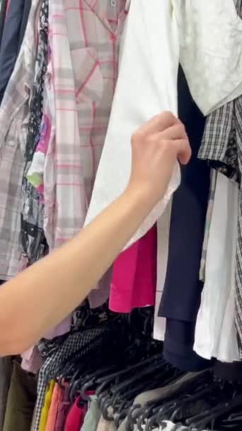 Eine Junge Frau Sucht Sich Einem Geschäft Kleidung Aus Black — Stockvideo