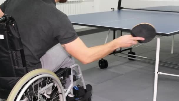 Чоловік Інвалідному Візку Грає Настільний Теніс Спортивне Збудження Ігри Ракеткою — стокове відео