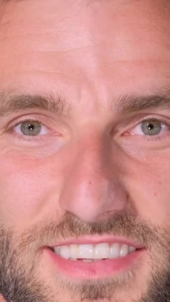Retrato Cerca Hombre Guapo Brutal Con Barba Mirando Cámara Sonriendo — Vídeo de stock