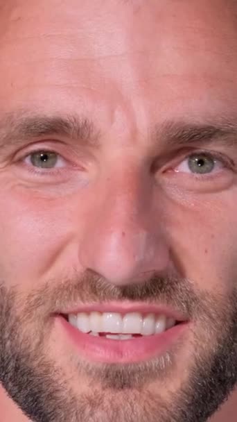 Портрет Красивого Европейского Мужчины Бородой Смотрящего Камеру Улыбающегося Счастливый Человек — стоковое видео