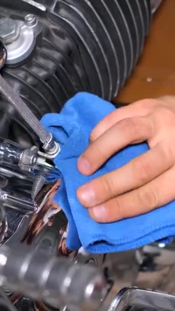 Een Man Reinigt Polijst Chromen Onderdelen Zijn Motor Een Garage — Stockvideo