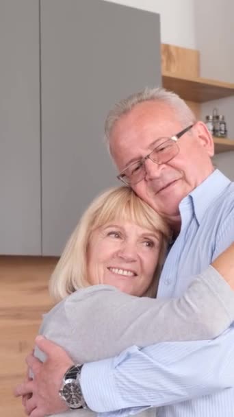 Przystojny Emeryt Mąż Żona Tańczą Przytulają Się Środku Kuchni Dziadkowie — Wideo stockowe