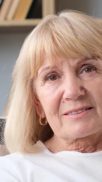 Ein Schönes Porträt Einer Australischen Rentnerin Die Nachdenklich Aus Dem — Stockvideo
