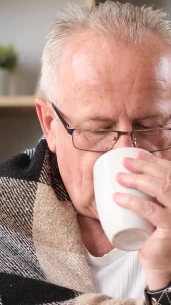Gözlüklü Büyükbaba Çay Içiyor Üşütmüş Burnu Akıyor Hasta Yaşlı Adam — Stok video