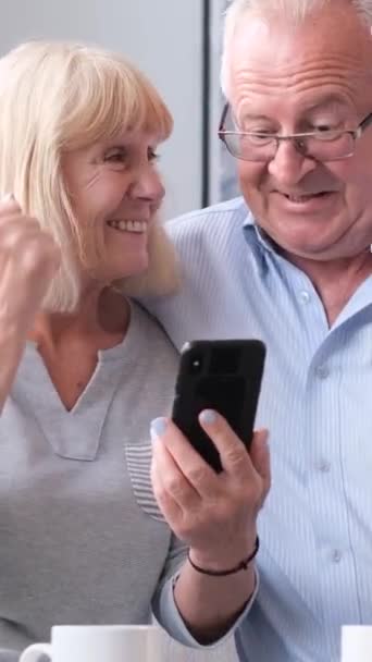 祖父母在移动应用中大获全胜 赌博游戏 智能手机赌场 垂直录像 — 图库视频影像