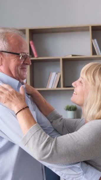 Ältere Australische Paare Genießen Die Zeit Hause Tanzen Zusammen Der — Stockvideo