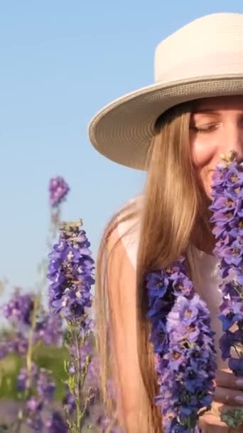 Retrato Close Uma Mulher Chapéu Branco Apreciando Aroma Flores Silvestres — Vídeo de Stock