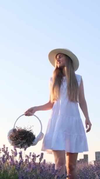 Uma Mulher Delgada Belo Vestido Branco Chapéu Caminha Com Uma — Vídeo de Stock