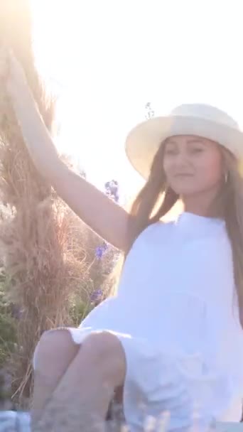Vahşi Çiçeklerin Arasında Sallanan Genç Bir Bayanın Güzel Videosu Sahada — Stok video
