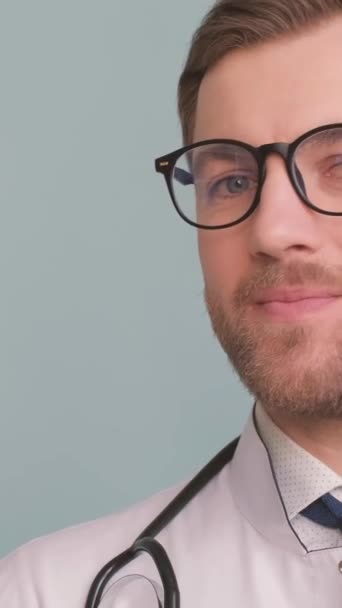 Großaufnahme Porträt Eines Jungen Attraktiven Bärtigen Arztes Der Eine Brille — Stockvideo