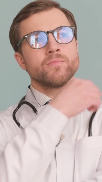 Ernster Nachdenklicher Bärtiger Arzt Der Auf Blauem Grund Medizinischer Uniform — Stockvideo