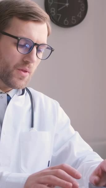 Mladý Unavený Doktor Evropského Vzhledu Sedí Kanceláři Pracuje Počítače Doktor — Stock video