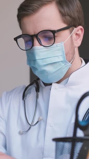 Ein Junger Arzt Mit Medizinischer Maske Und Brille Arbeitet Seinem — Stockvideo