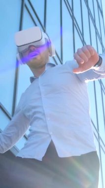 Müdür VR gözlük takıyor, ellerini havaya kaldırıyor. Ofis çalışanı sanal gerçeklik kulaklığı kullanıyor. Dikey video