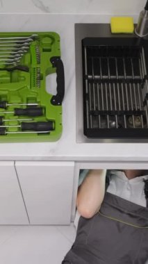 Profesyonel bir tesisatçı işi. Lavaboyu temizliyorum. Dikey video.