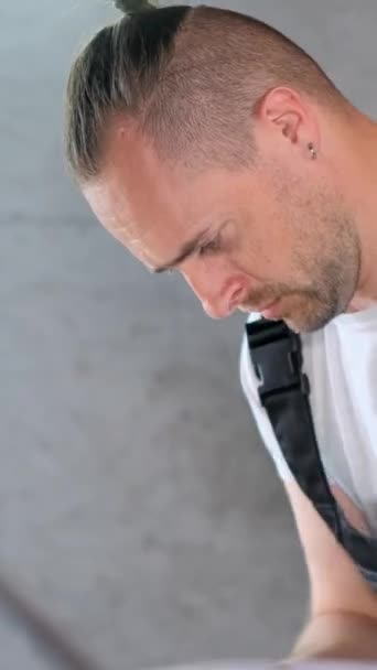 Erkek Araba Tamircisi Araba Tamirinde Ingiliz Anahtarı Kullanıyor Dikey Video — Stok video