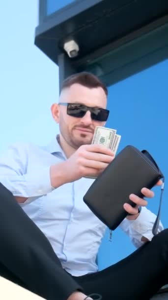 남자는 안경을 비즈니스 센터의 배경에 합니다 금융의 개념입니다 비디오 — 비디오