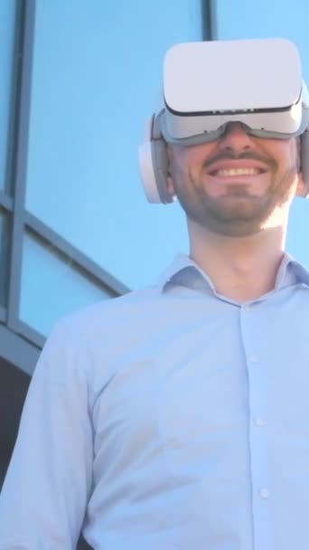 Ein Büroangestellter Benutzt Virtual Reality Brillen Während Der Nähe Eines — Stockvideo