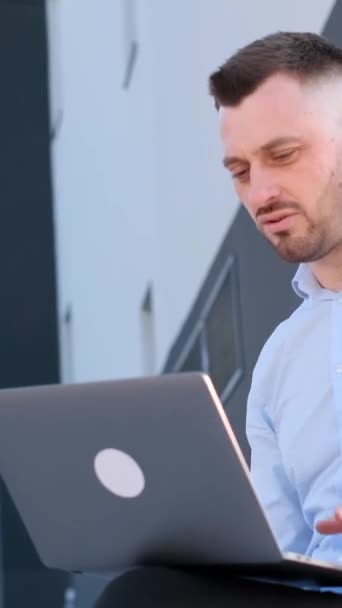 Portrait Stylish Hispanic Businessman Working Laptop Business Center Engaged Data — Vídeo de stock