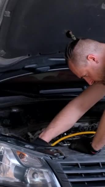Reparador Carros Verifica Condicionado Num Carro Vídeo Vertical — Vídeo de Stock