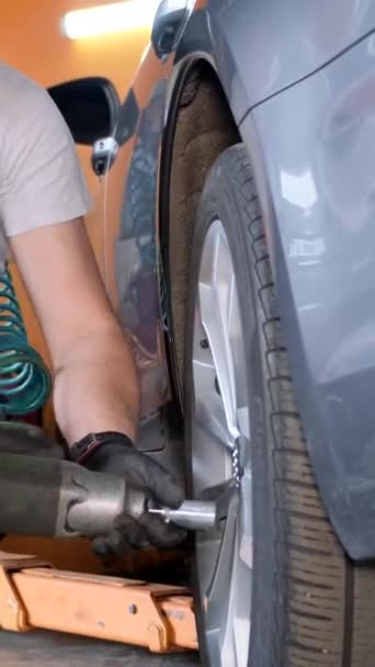 Auto Reparateur Installeert Demonteert Wielen Werkplaats Auto Reparatie Onderhoud Auto — Stockvideo