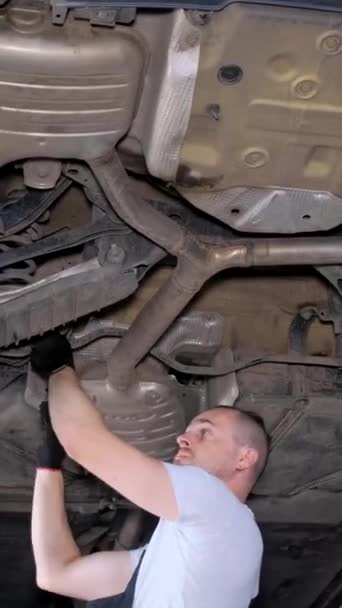 Mecánico Masculino Garaje Está Reparando Coche Una Rampa Reparación Chasis — Vídeo de stock