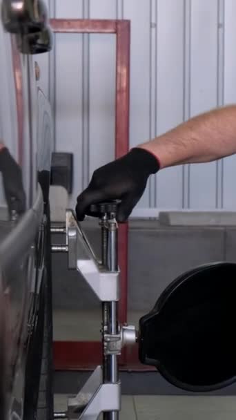 一个男性汽车修理工做一个凸轮 主人在一家汽车服务公司工作 垂直录像 — 图库视频影像