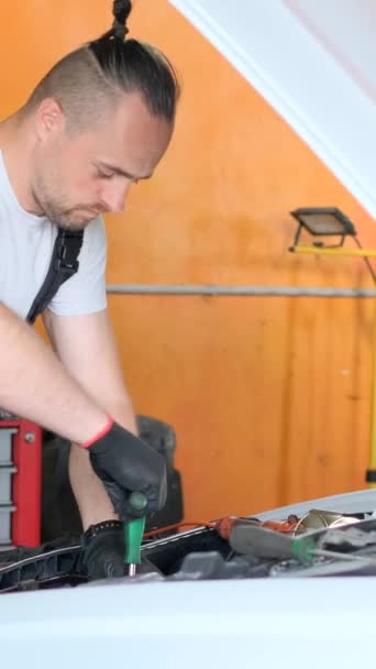 Mecánico Repara Coche Blanco Inspecciona Motor Los Coches Servicio Reparación — Vídeos de Stock