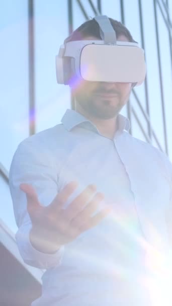 Προσωπογραφία Ενός Υπαλλήλου Γραφείου Που Φορούσε Γυαλιά Εικονικής Πραγματικότητας Κουνώντας — Αρχείο Βίντεο