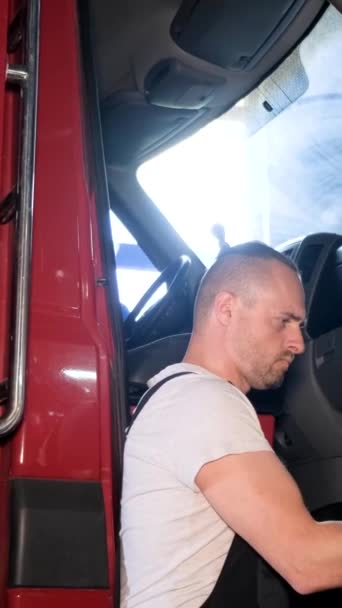 Empleado Del Servicio Fronterizo Revisa Interior Del Camión Transporte Narcóticos — Vídeo de stock