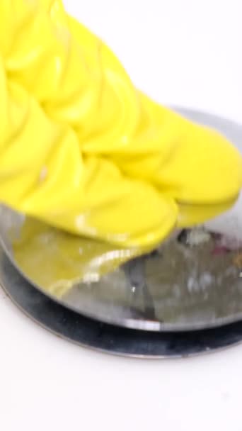 욕조에 배수구 드레인에 느슨한 머리카락의 클로즈업 비디오 — 비디오