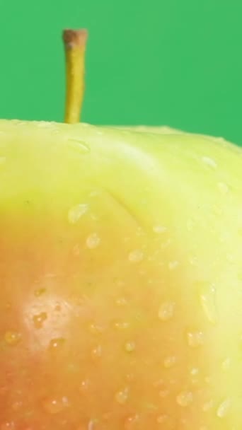 물방울에 사과는 배경에 회전합니다 닫으세요 비디오 — 비디오