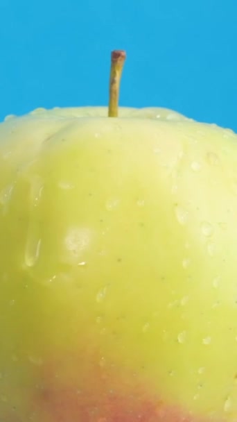Apple Water Drops Rotates Blue Background Vegetarian Food Concept Vertical — Stock Video