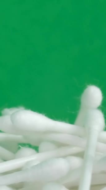 Montón Hisopos Algodón Plástico Brotes Vista Superior Cerca Vídeo Vertical — Vídeos de Stock