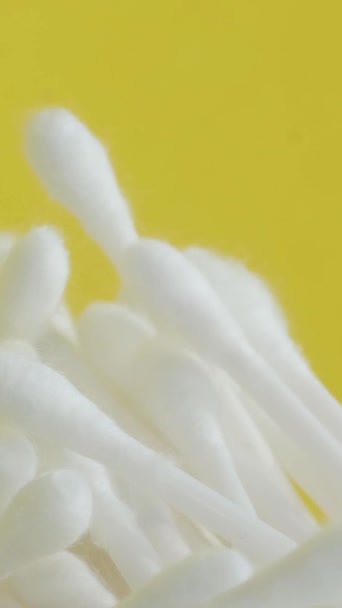 Bawełniane Waciki Żółtym Tle Produkty Higieniczne Zbliżenie Pionowe Wideo — Wideo stockowe