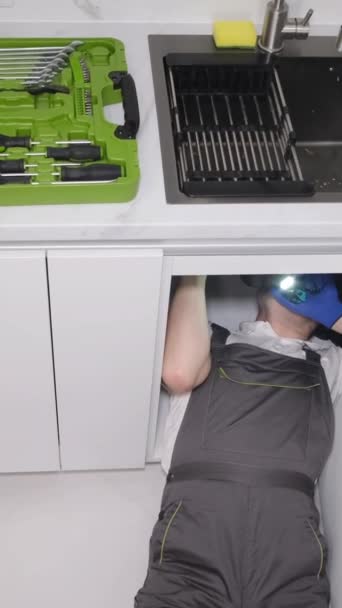 Een Loodgieter Die Een Gootsteen Installeert Keuken Reparatie Van Een — Stockvideo
