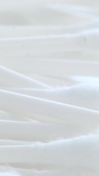 Пластиковые Ватные Тампоны Белом Фоне Макровидео Вертикальное Видео — стоковое видео
