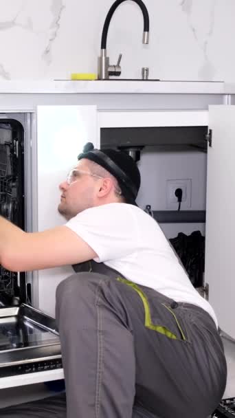 Bulaşık Makinelerinin Profesyonel Onarımı Bir Tamirci Mutfakta Bir Bulaşık Makinesini — Stok video