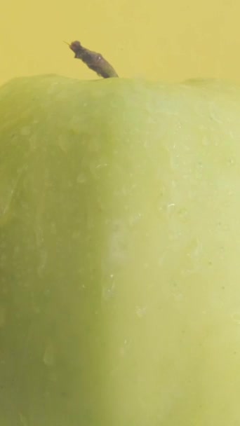 Reifer Frischer Apfel Liegt Auf Gelbem Hintergrund Vertikales Video — Stockvideo