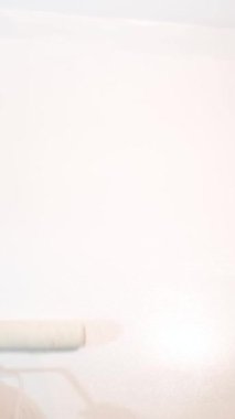 İşçi duvarı beyaza boyar. Duvarları akrilik boyayla boyamak. Apartmanda tamirat var. Dikey video