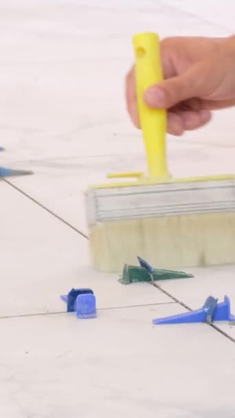 Επισκευή Κεραμικών Πλακιδίων Τσιμεντένιο Δάπεδο Ένας Μάστορας Καθαρίζει Πάτωμα Βούρτσα — Αρχείο Βίντεο