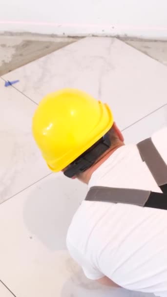 Ένας Εργάτης Που Απλώνει Μεγάλα Πλατιά Πλακάκια Δαπέδου Κάθετη Βίντεο — Αρχείο Βίντεο
