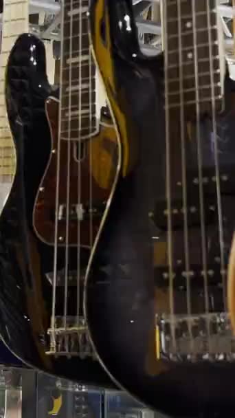Fondo Guitarras Coloridas Guitarras Eléctricas Cerca Instrumentos Musicales Cuerda Rock — Vídeo de stock