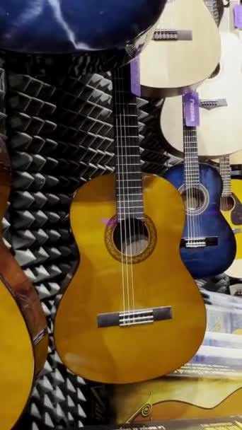 Guitarras Clásicas Una Tienda Instrumentos Musicales Muchos Instrumentos Musicales Concepto — Vídeos de Stock